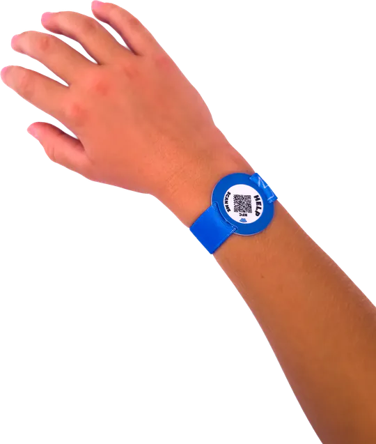 Blauwe ICESCAN-kinderarmband om een kinderpols