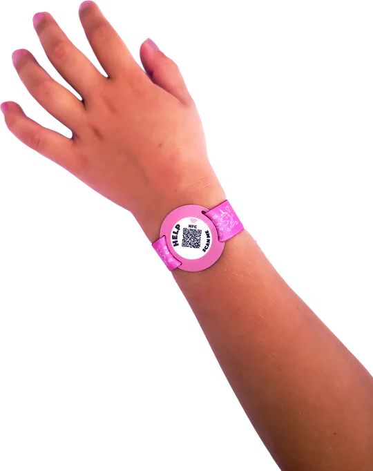Roze ICESCAN-kinderarmband om een kinderpols